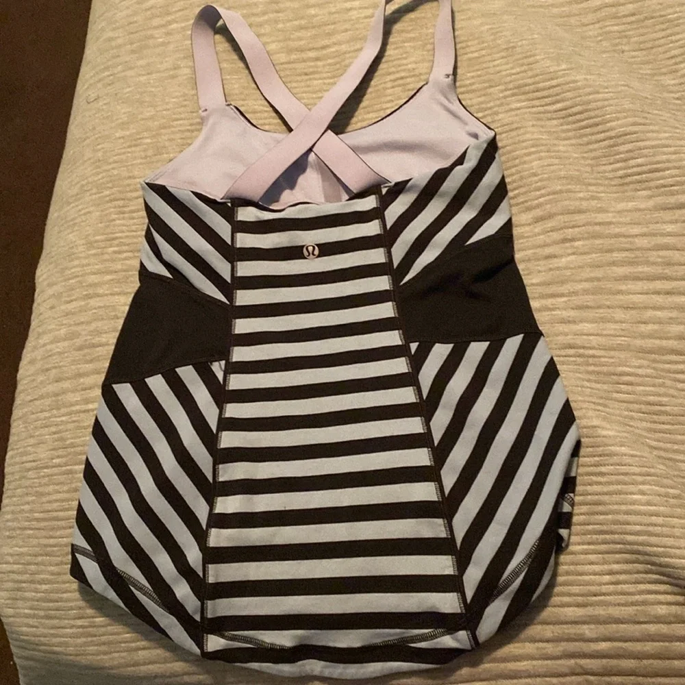 Lululemon workout tank size small 4 (tag says 6) - Picture 4 of 9